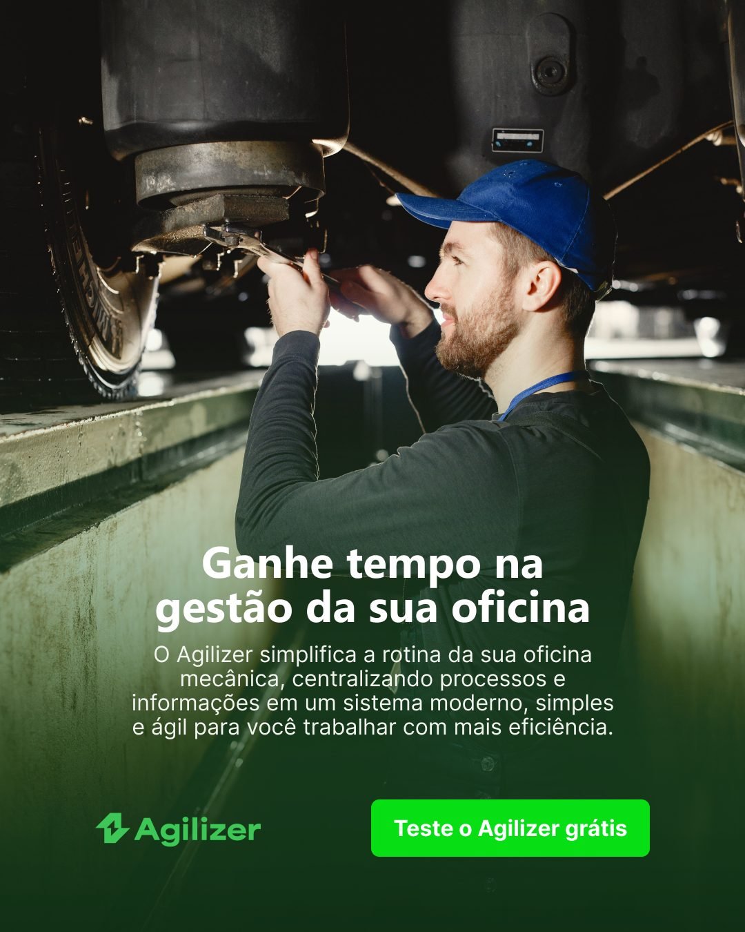 Mecânico trabalhando no motor de um carro